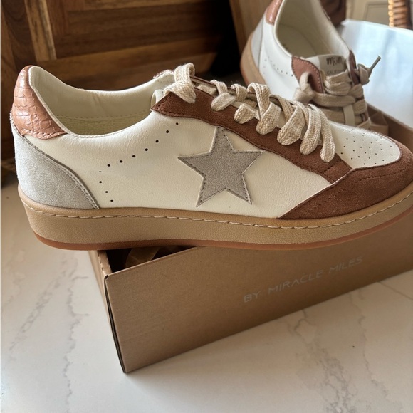 Mi,iM White and Taupe  Star Sneakers in size 7.5 . New still in box - Picture 12 of 16
